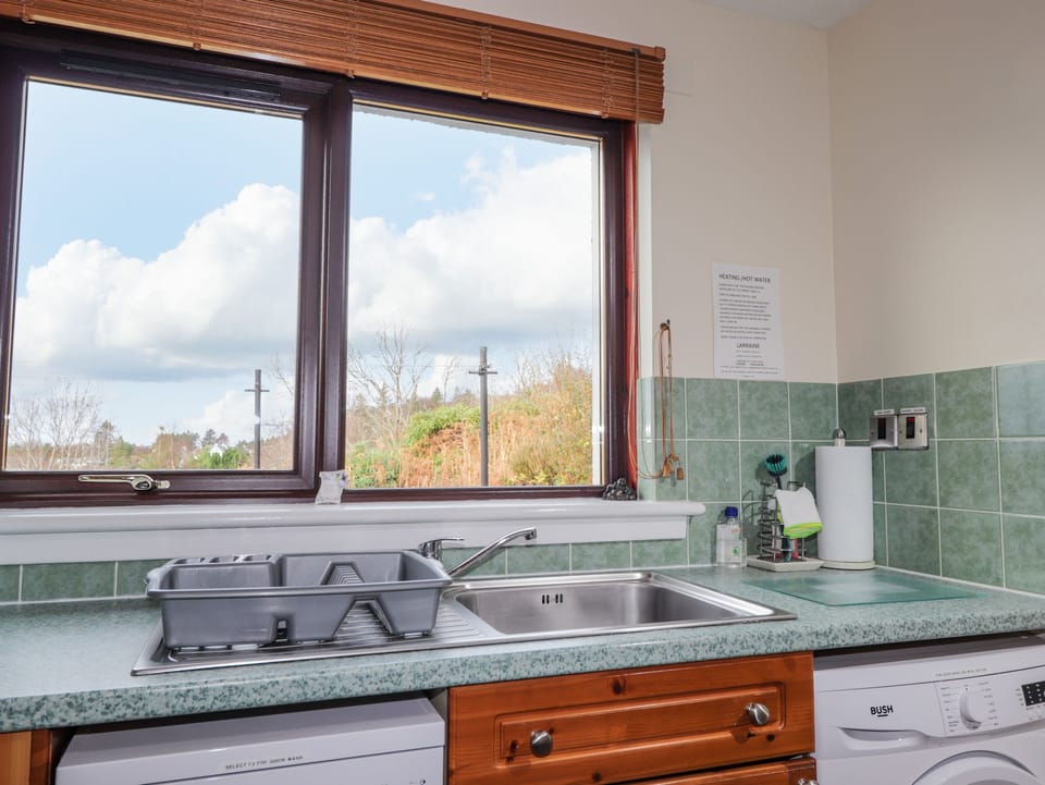 Cottage | Private kitchen | Microwave, stovetop, dishwasher, electric kettle