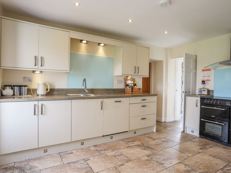 Cottage | Private kitchen | Dishwasher, highchair, cookware/dishes/utensils