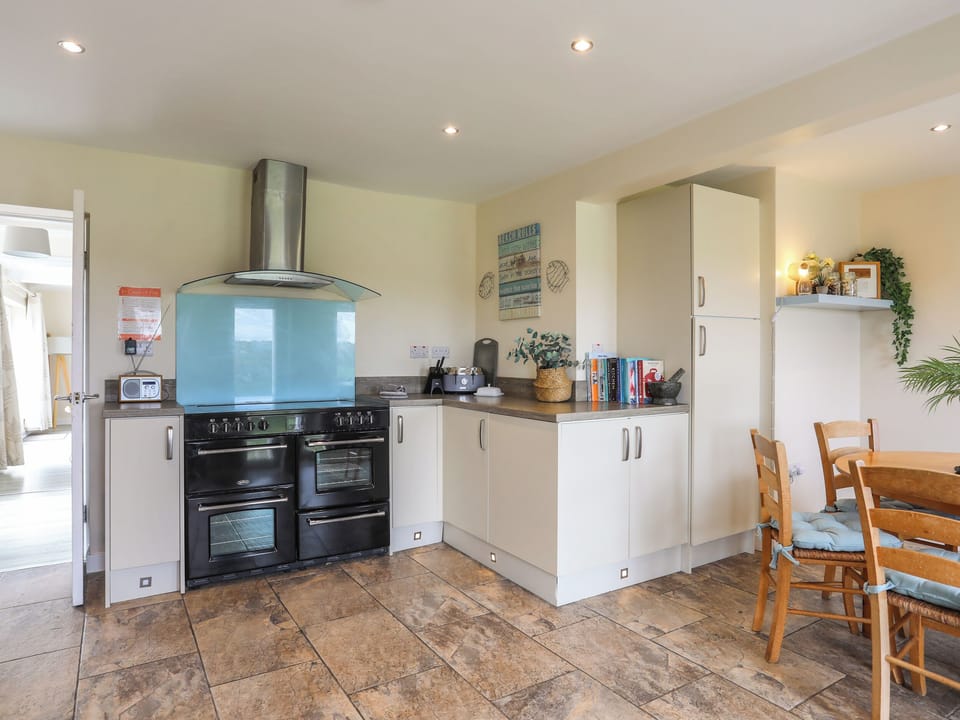 Cottage | Private kitchen | Dishwasher, highchair, cookware/dishes/utensils