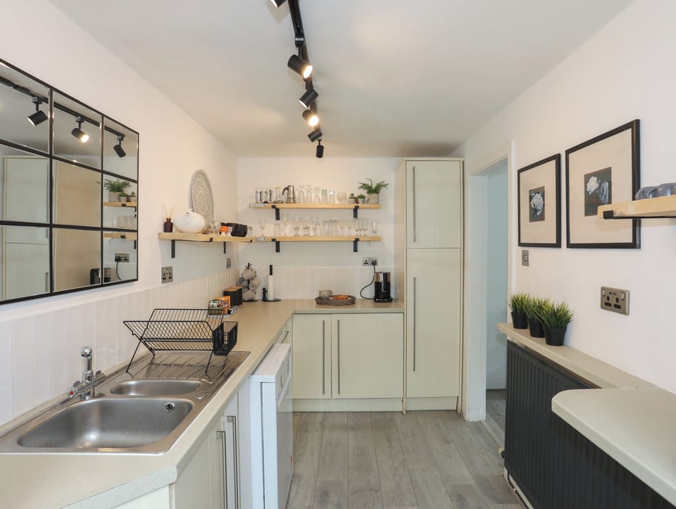 Cottage | Private kitchen | Microwave, stovetop, cookware/dishes/utensils