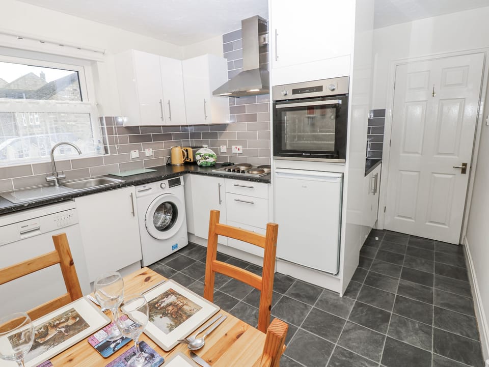 Cottage | Private kitchen | Dishwasher, electric kettle, toaster, cookware/dishes/utensils
