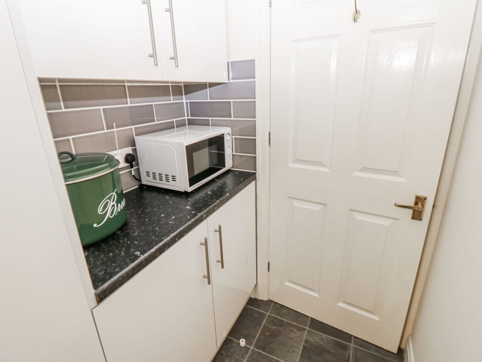 Cottage | Private kitchen | Dishwasher, electric kettle, toaster, cookware/dishes/utensils