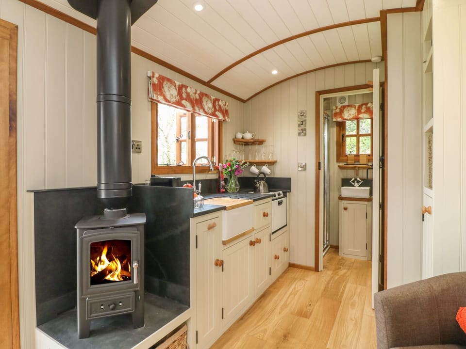 Cottage | Private kitchen | Fridge, stovetop, cookware/dishes/utensils