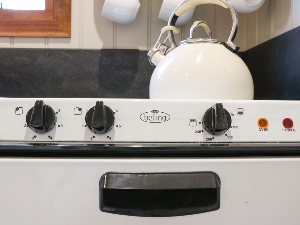 Cottage | Private kitchen | Fridge, stovetop, cookware/dishes/utensils