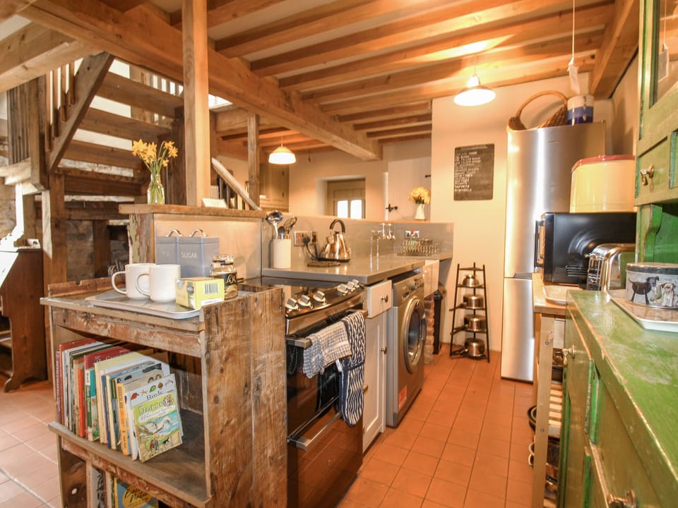 Cottage | Private kitchen | Fridge, stovetop, cookware/dishes/utensils