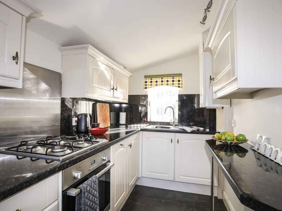 Cottage | Private kitchen | Microwave, stovetop, dishwasher, cookware/dishes/utensils