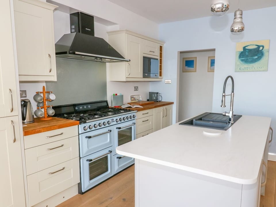 Cottage | Private kitchen | Stovetop, dishwasher, cookware/dishes/utensils