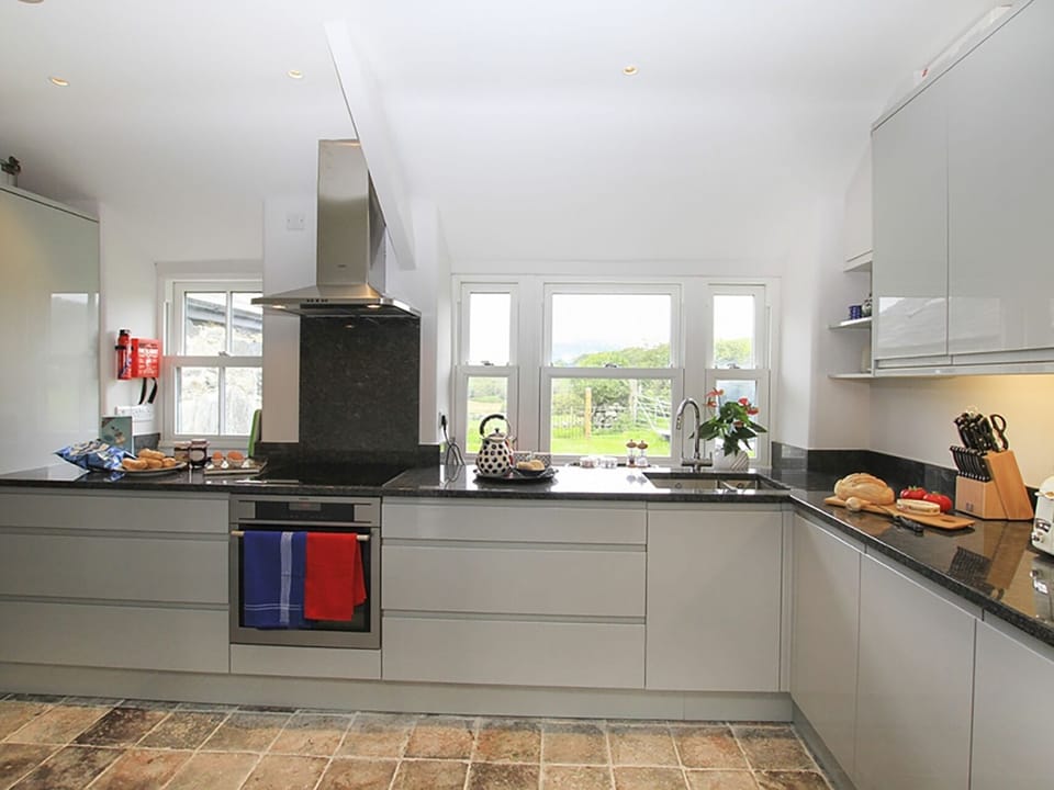 Cottage | Private kitchen | Microwave, stovetop, dishwasher, highchair