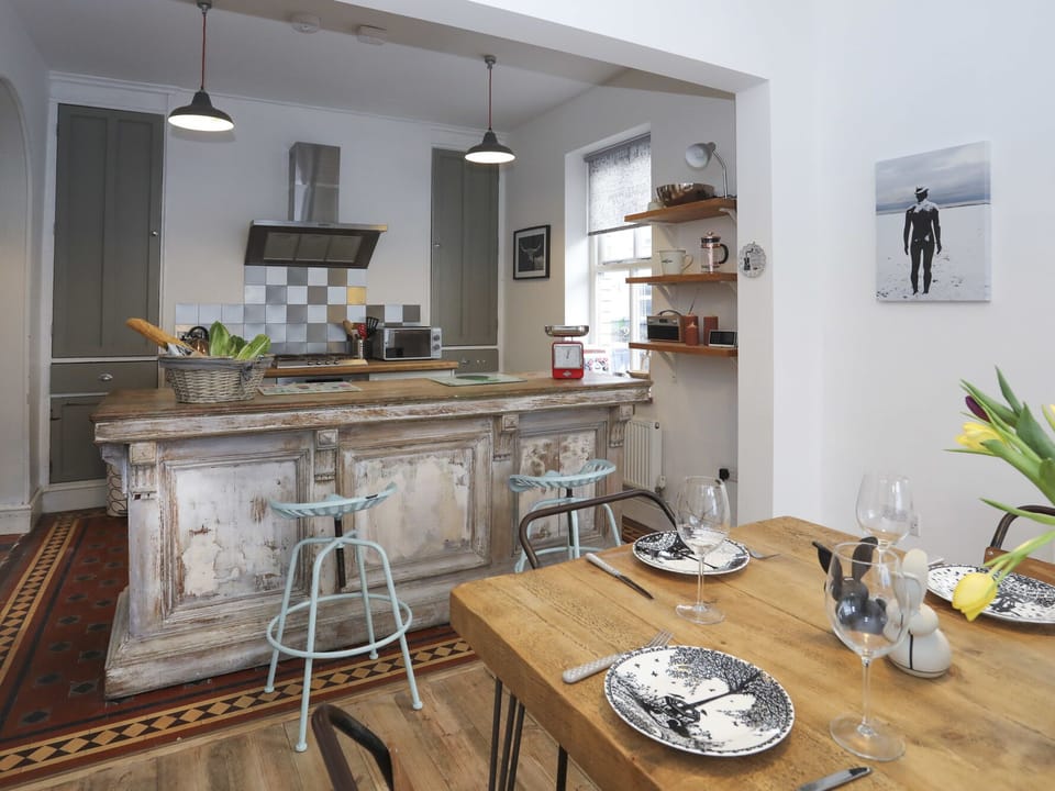 Cottage | Private kitchen | Dishwasher, cookware/dishes/utensils