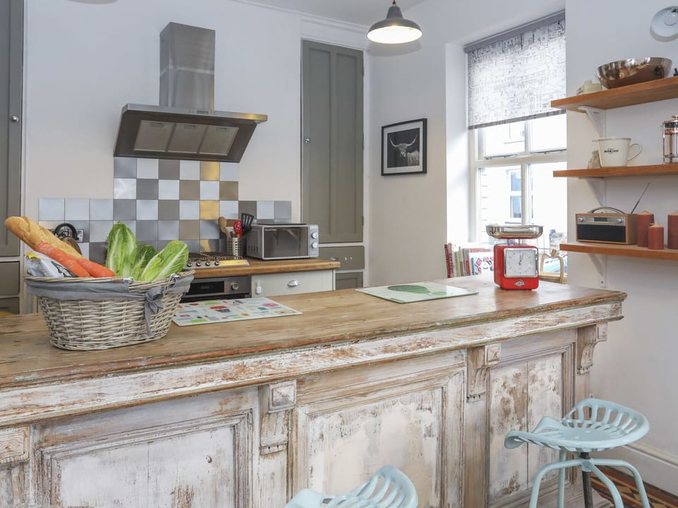 Cottage | Private kitchen | Dishwasher, cookware/dishes/utensils