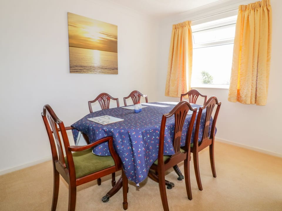 Cottage | Dining