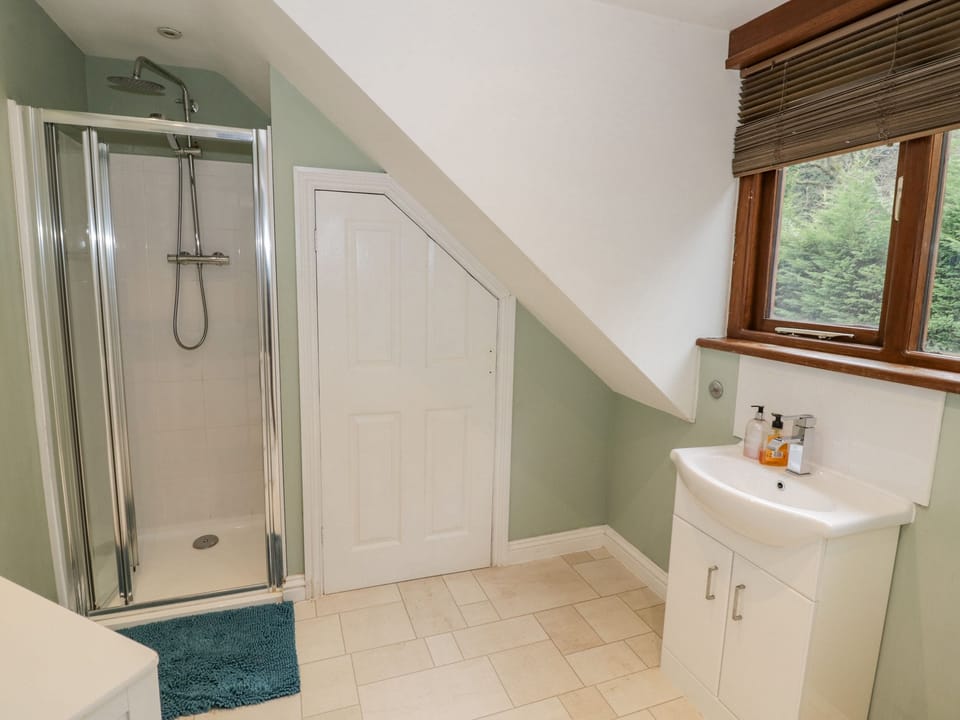 Shatterford Lakes Cottage in Wyre Forest District