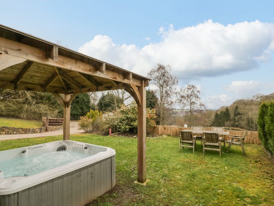 Cottage | Outdoor spa tub