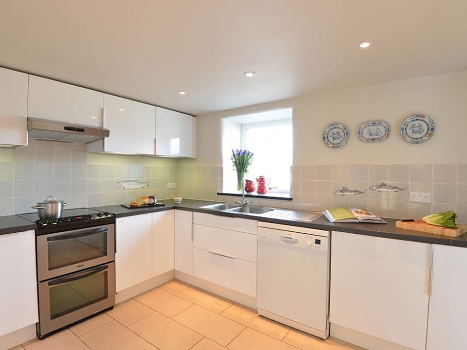 Cottage | Private kitchen | Dishwasher, cookware/dishes/utensils