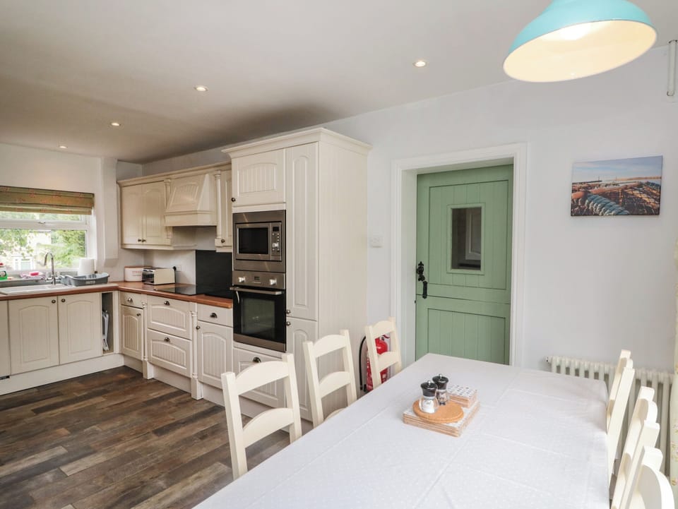 Cottage | Dining