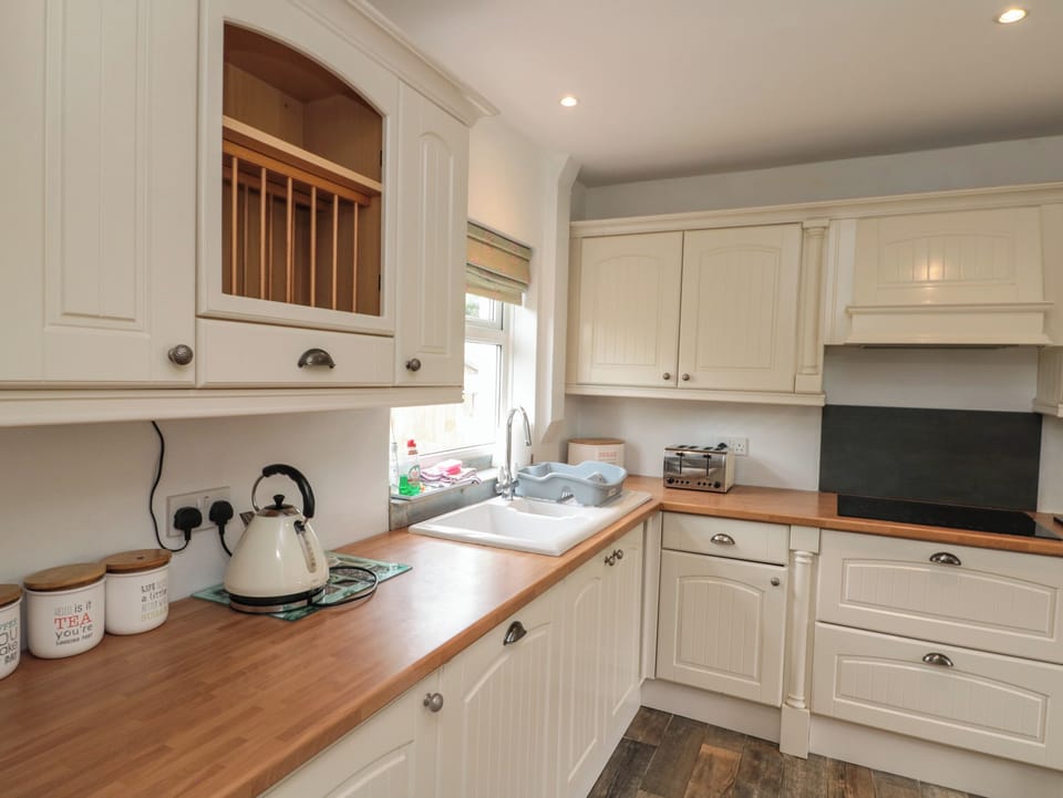 Cottage | Private kitchen | Fridge, microwave, dishwasher, cookware/dishes/utensils