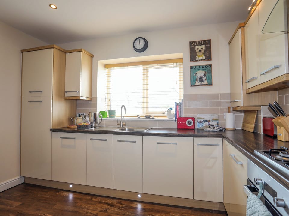Cottage | Private kitchen | Microwave, stovetop, dishwasher, electric kettle
