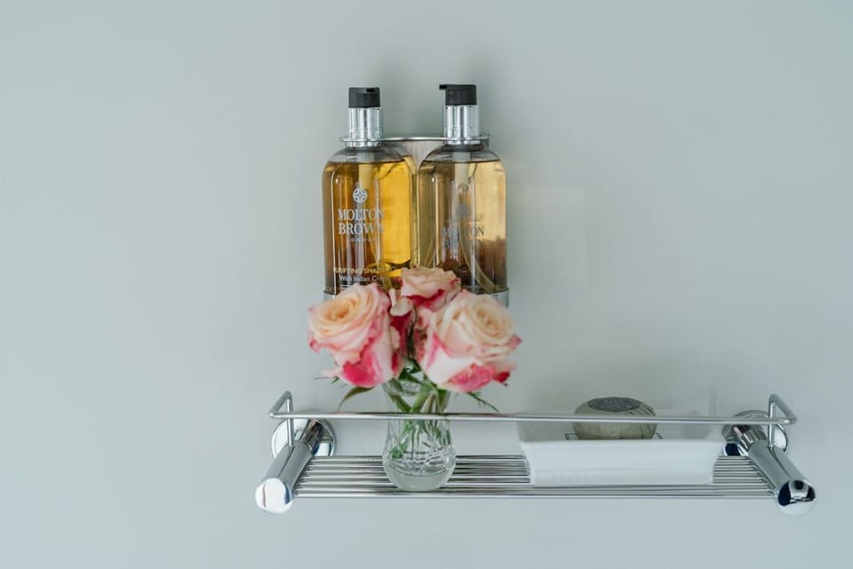 Ground Floor Suite | Bathroom amenities | Shower, designer toiletries, hair dryer, bathrobes