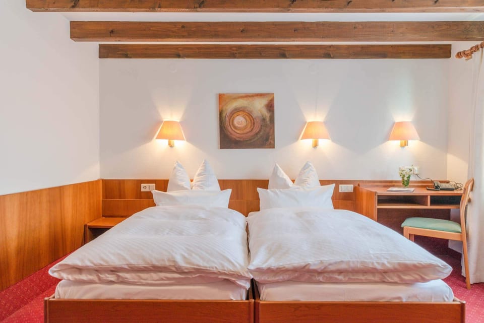 Standard Double Room | Hypo-allergenic bedding, down comforters, desk, blackout drapes