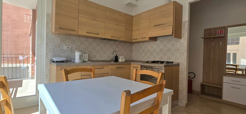 Full-size fridge, oven, stovetop, coffee/tea maker