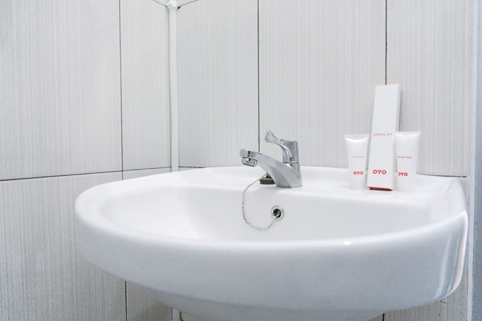 Deluxe Double Room | Bathroom sink