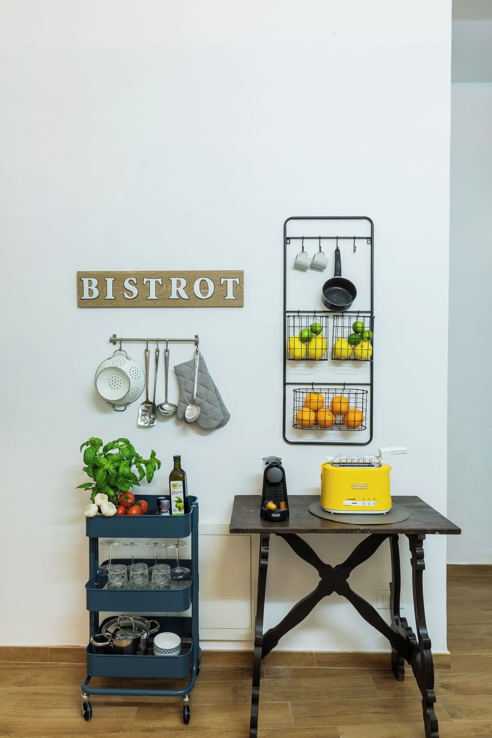 Apartment, 4 Bedrooms | Private kitchen | Full-size fridge, microwave, oven, stovetop