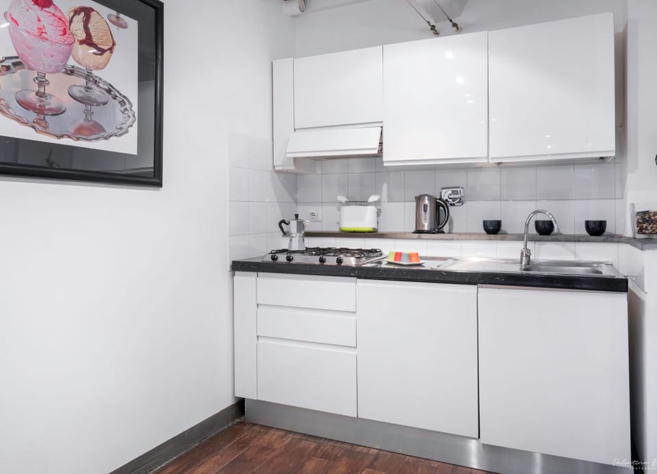 Apartment, 3 Bedrooms | Private kitchen | Full-size fridge, microwave, oven, stovetop