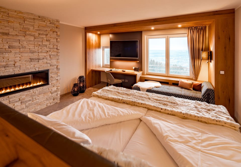 Deluxe Double Room, Valley View | Hypo-allergenic bedding, minibar, in-room safe, individually decorated