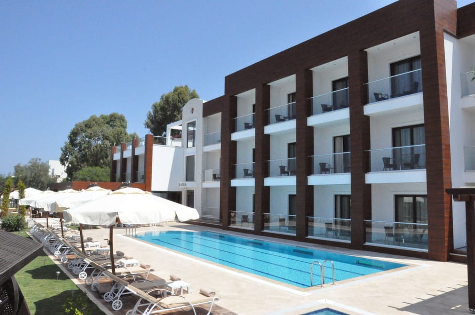 Seasonal outdoor pool, open 8 AM to 8 PM, free cabanas, pool umbrellas