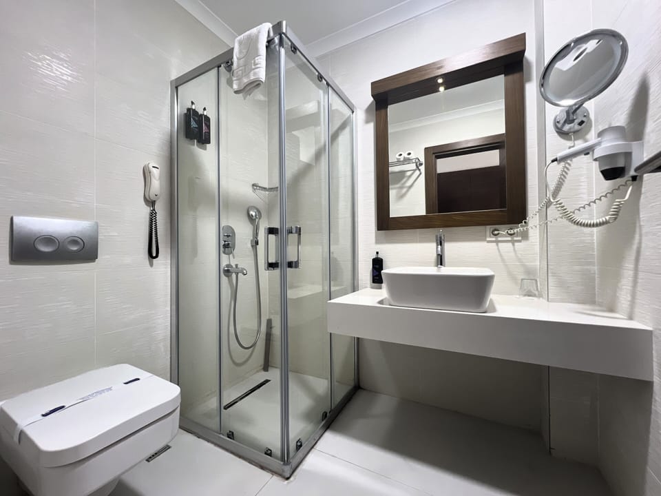 Standard Room, Sea View | Bathroom | Free toiletries, hair dryer, slippers, towels