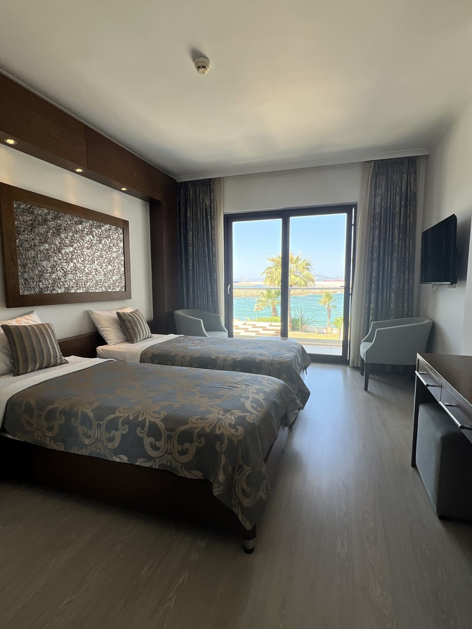 Standard Room, Sea View | Minibar, in-room safe, soundproofing, iron/ironing board (on request)