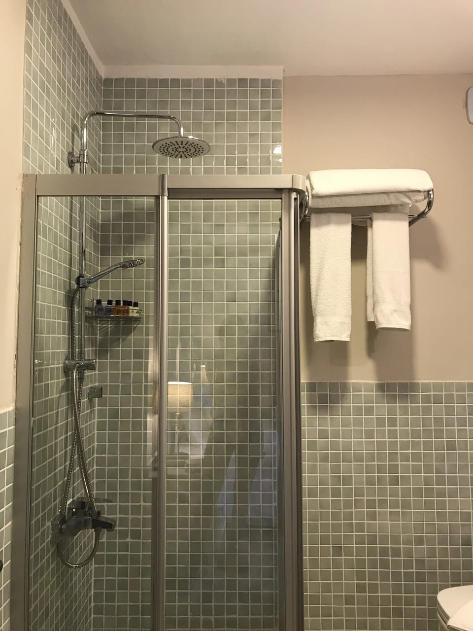 Deluxe Double Room, 1 Queen Bed, Non Smoking, Courtyard View | Bathroom | Shower, free toiletries, hair dryer, slippers