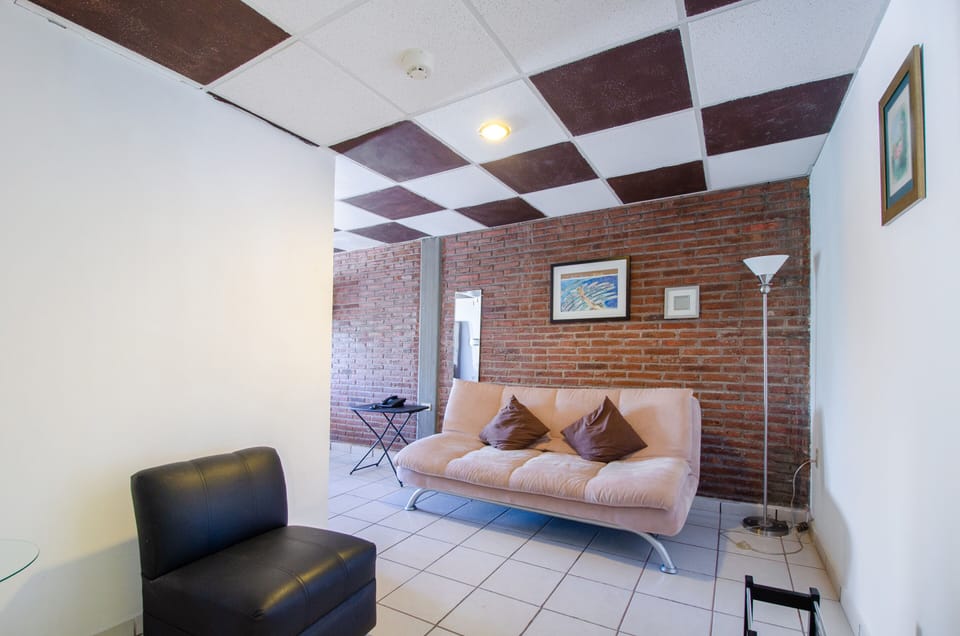 Deluxe Twin Room, 2 Twin Beds | Living room | 32-inch Smart TV with satellite channels, TV, DVD player