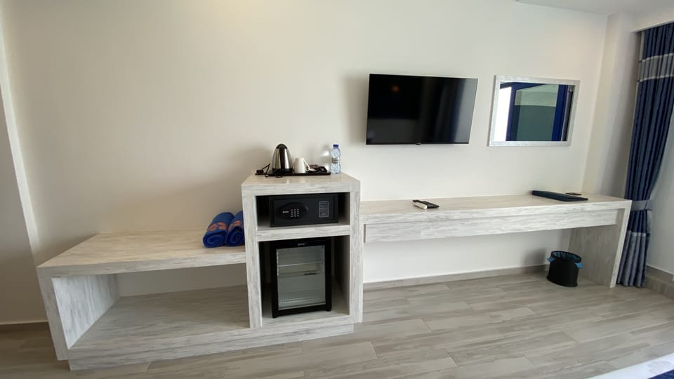 Deluxe Double Room, Balcony, Sea View | Safe