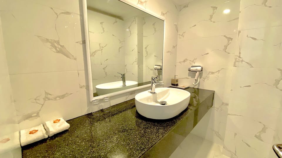 Deluxe Double Room, Balcony, Sea View | Bathroom sink