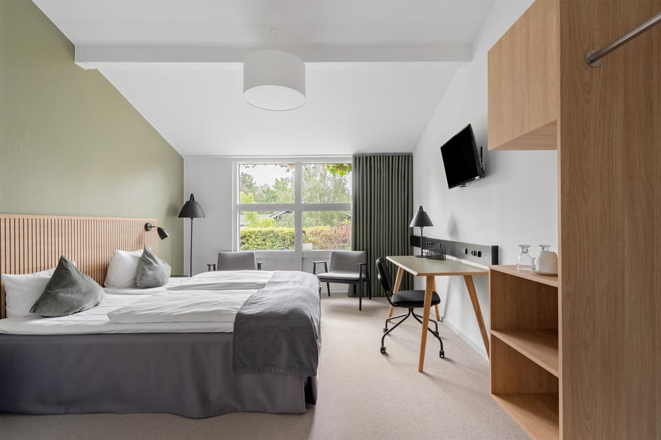 Desk, laptop workspace, cribs/infant beds, free WiFi