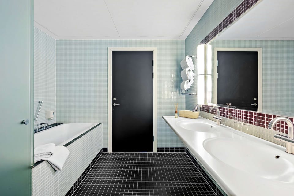 Junior Suite, 1 King Bed, Non Smoking, Jetted Tub (Living Room) | Bathroom | Hair dryer, towels, soap, shampoo