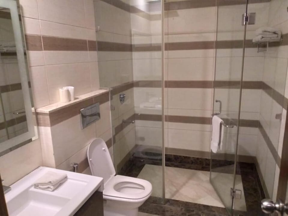 Shower, rainfall showerhead, free toiletries, hair dryer