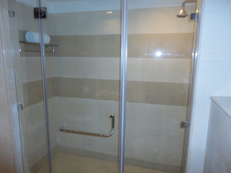 Shower, rainfall showerhead, free toiletries, hair dryer