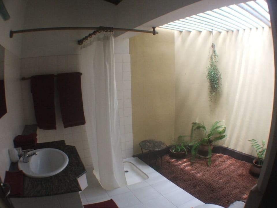 Basic Single Room | Bathroom | Shower, towels