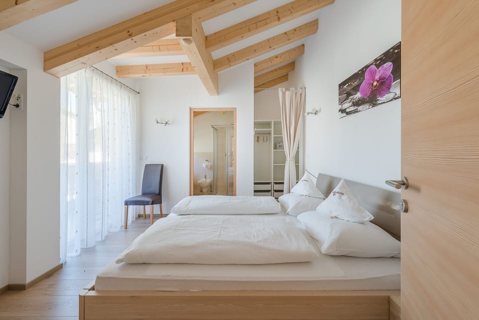 Comfort Double Room | In-room safe, desk, laptop workspace, free WiFi