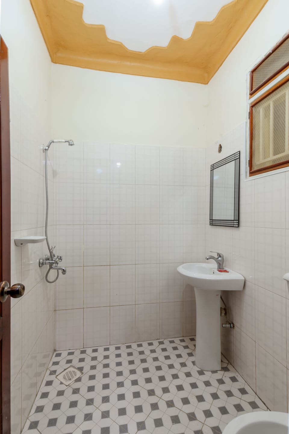 Twin Room | Bathroom | Free toiletries, slippers, towels, soap