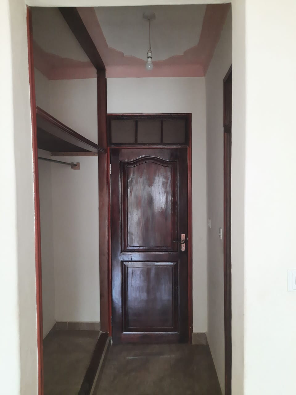 Standard Single Room | Living area | 32-inch flat-screen TV with satellite channels, TV