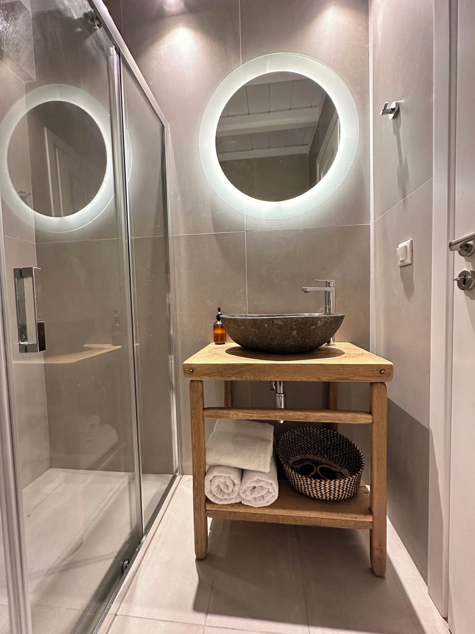 Shower, rainfall showerhead, free toiletries, hair dryer