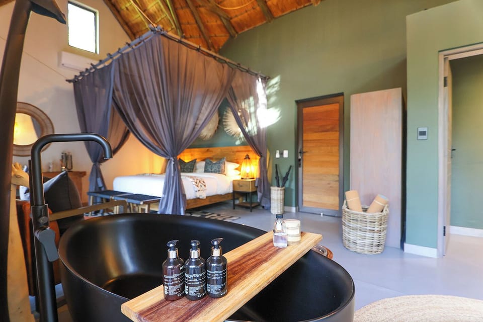Honeymoon Suite | Bathroom | Separate tub and shower, deep soaking tub, free toiletries, hair dryer