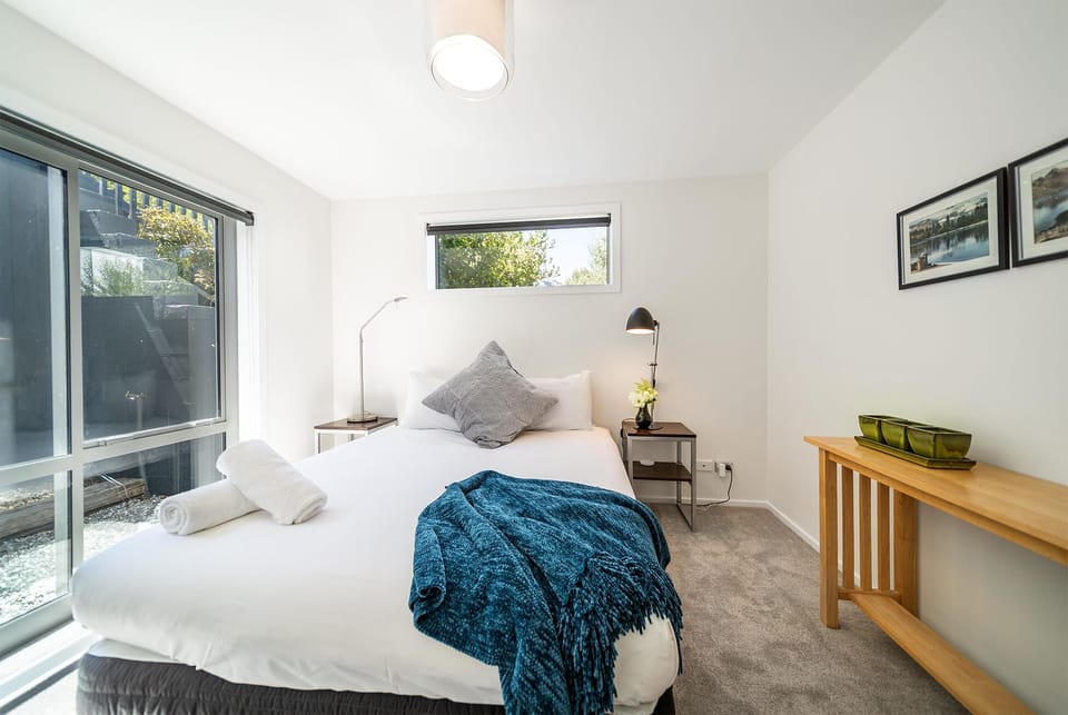 Private Deluxe Apartment | 2 bedrooms, iron/ironing board, free WiFi, bed sheets