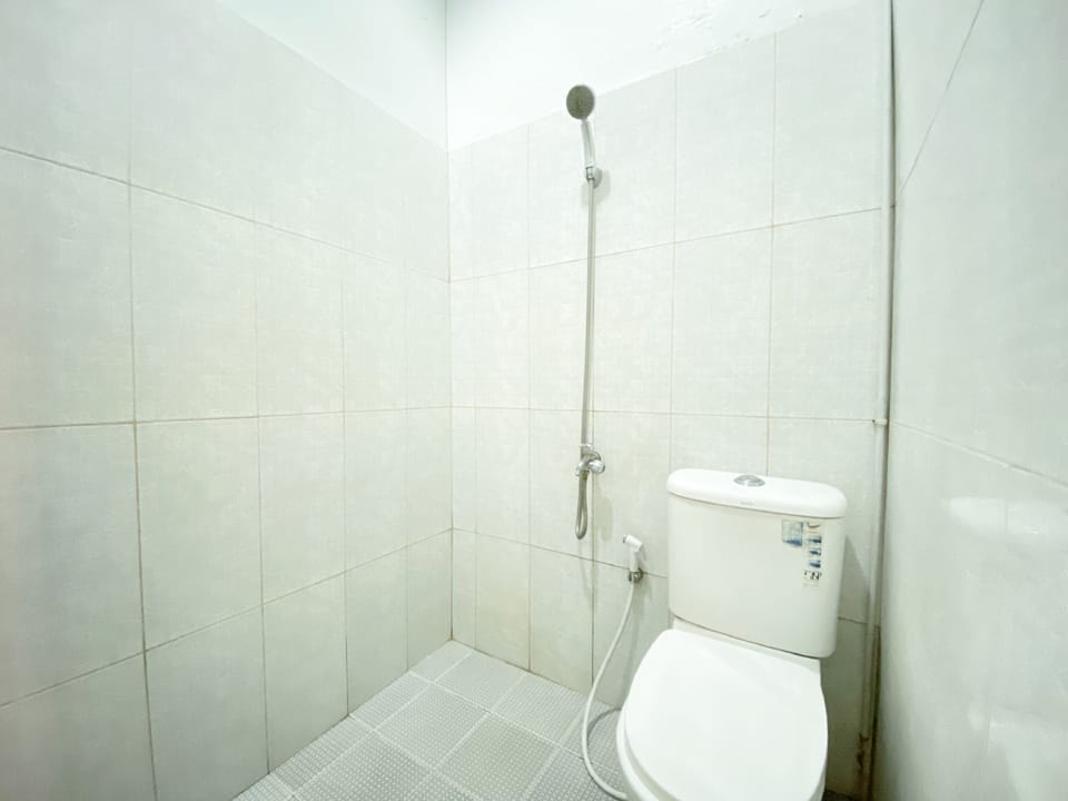 Economy Double Room | Bathroom | Shower, towels