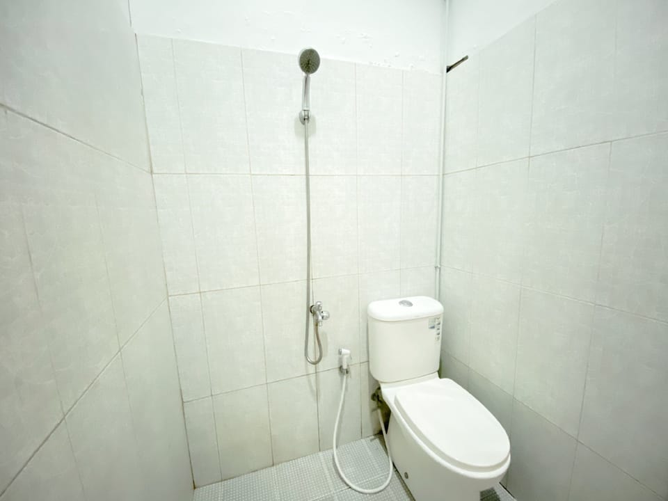 Economy Double Room | Bathroom | Shower, towels