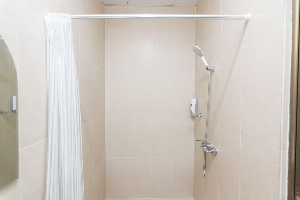 Shower, free toiletries, towels