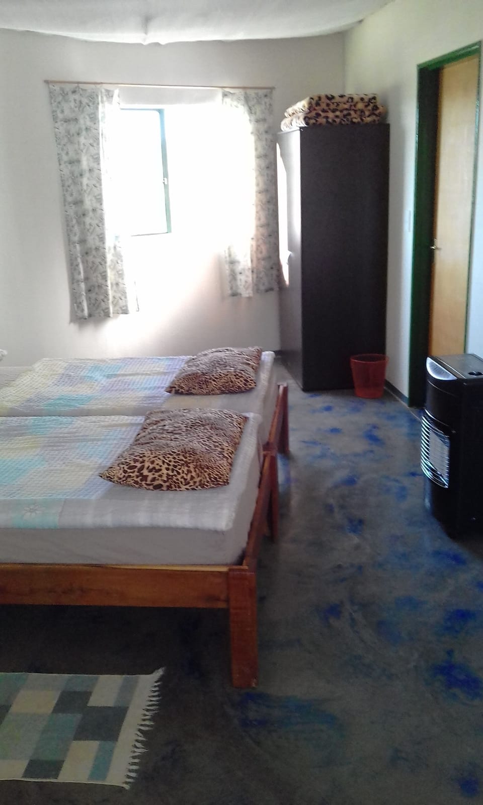 Basic Cabin, 3 Twin Beds | Bathroom | Shower, rainfall showerhead, free toiletries, towels